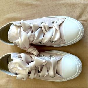 Converse size 9 women’s.  Still have the original box.  Worn 2 times